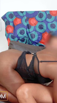 Africanca neagră reală Adaeza înghite după ce este futută!
