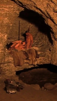 Tris amoureux avec Mona Lee, une salope infidèle se prépare à se faire pénétrer le cul par deux bites et à la prendre dans la bouche