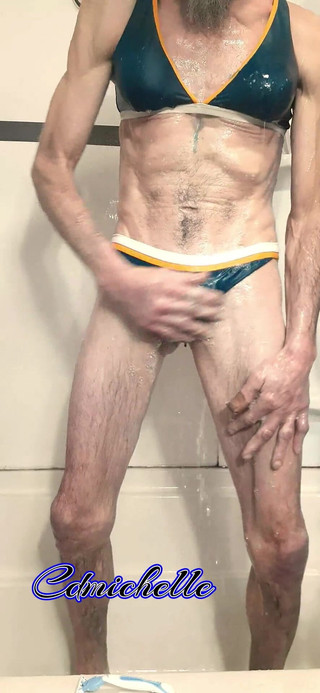 Crossdressers Cd Michelle wearing sexy lingerie: Crossdresser Cdmichell Bär Blå Baddräkt I TVå Delar