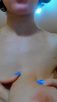 İri göğüslü seksi kız Myla_angel büyük sütlü göğüslerini emiyor ve süt damlatıyor!