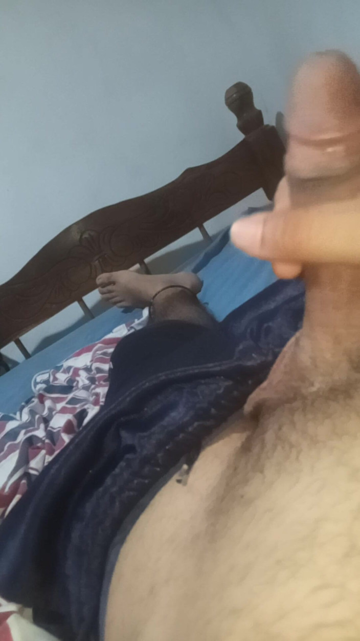Cute boy jerks off: Junger mann entspannt mit einer in seinem zimmer, während seine...