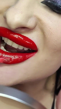 Ogromna Pouty Bimbo Lips Giantess