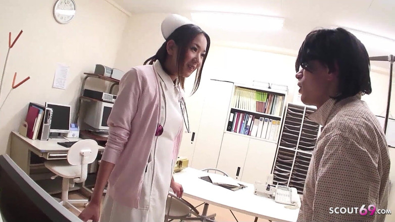 Asian porn collection: Dokter neukt Japanse magere verpleegster tiener met harig poesje
