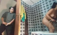 Üvey kız kardeşimi duşta gözetliyorum ve beni yakalıyor ama o seks istiyor