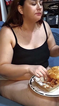 Nicole enche um sanduíche monstro e esfrega sua barriga cheia