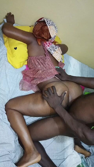 NaturalFck: Aku bikin sarapan untuk ibu tiriku tapi dia pengen kontolku