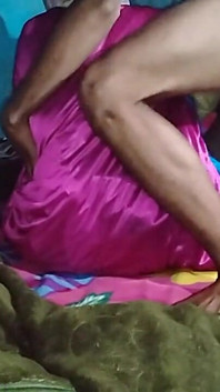 インドのデシ・バービーは、ココナッツオイルを塗った後、深夜に夫に激しくセックスされた
