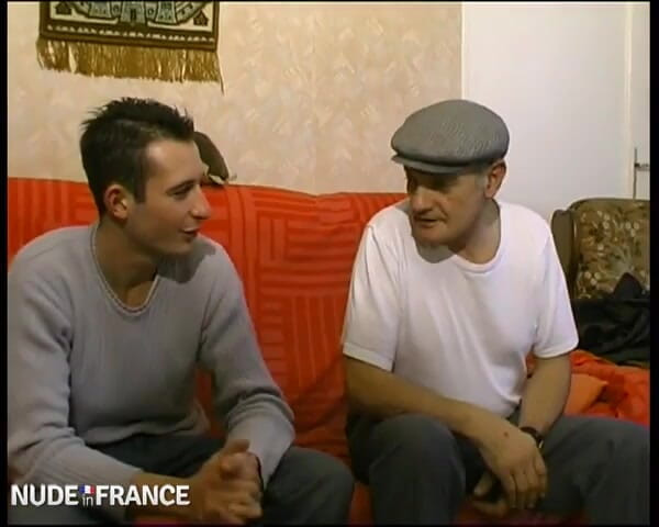 La France a Poil: Panggilan Papi untuk sandaran untuk bantuan rumahnya