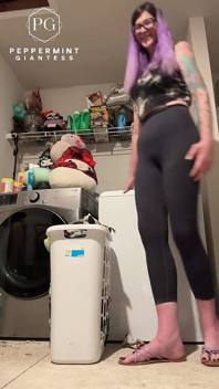 6'7 Giantess tháp chân trần trên tất cả mọi thứ tại nhà! So sánh chiều cao + việc nhà POV