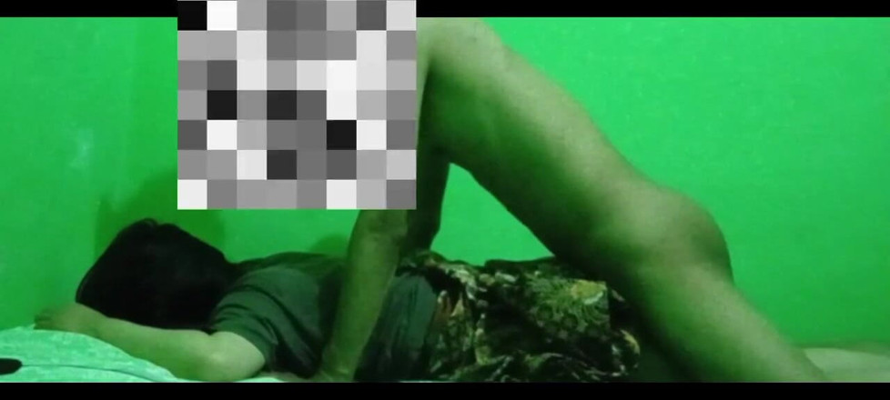 Famly sex: 让我的继妹在她怀孕的时候照顾她