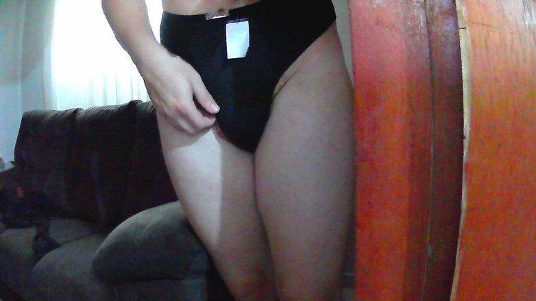 amateurbrazilian: Bantu aku melepas celana dalamku, sayang