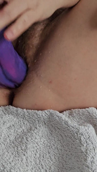 Soție sexy cu vibrator imens pizdă păroasă
