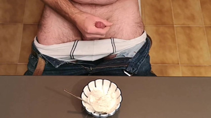 Cicci77: Cicci77 mangia il gelato con la crema calda dopo aver...