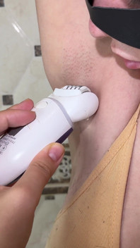 Ras de axile păroase! Depilare! Epilare de axile cu un epilator!