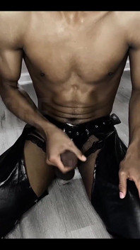 Mengusap zakar hitam tebal ini dalam cosplay menjerit penuh