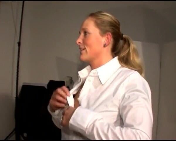 Deutsche XXX Filme: Ragazza tedesca in calze cavalca cazzo in telecamera