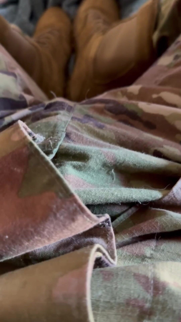 Gay Soldier Stuff: Солдат расслабляется в пятницу - конечно это будет включать дрочу мой пульсирующий член в моей униформе