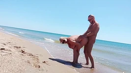 Scopata con la mia matrigna sulla spiaggia