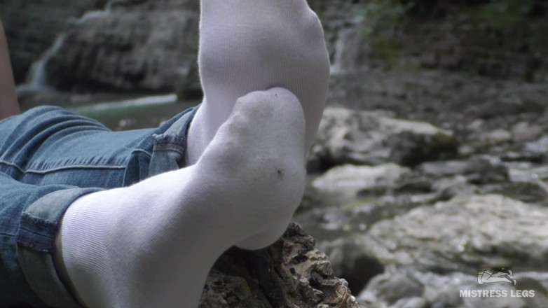 Mistress Legs: Piedi provocanti in calzini bianchi alla cascata