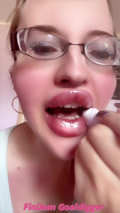 FinDom Goaldigger: Lip gloss und dicke Lippen