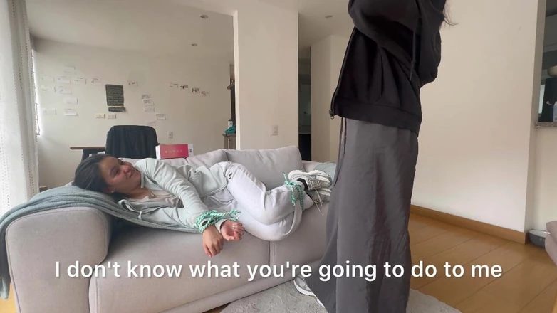 scarlettandc: Моя соседка связывает меня и наказывает своей игрушкой