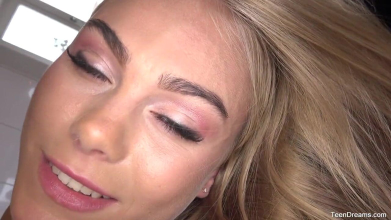 Teen Dreams: Disfruta Nancy desnuda en la cocina y tocando su perfecto...