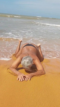 Ladysilva plajda külotla ateşli götünü bronzlaşıyor