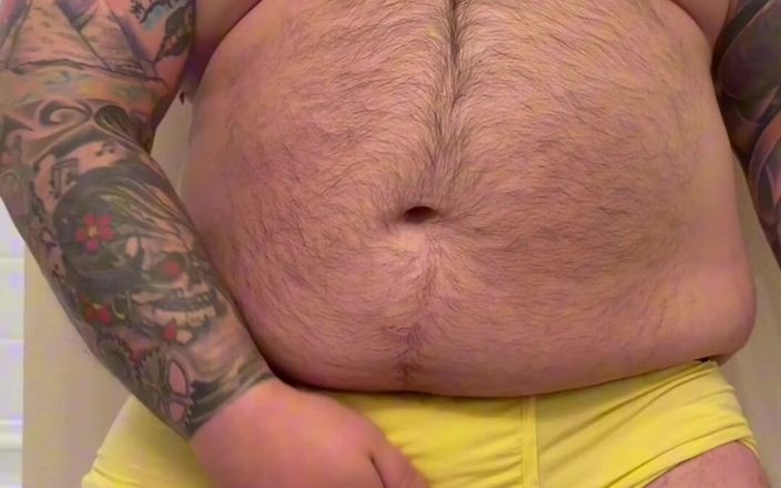 TattedRockerBear: Urs păros tatuat înainte de jocuri