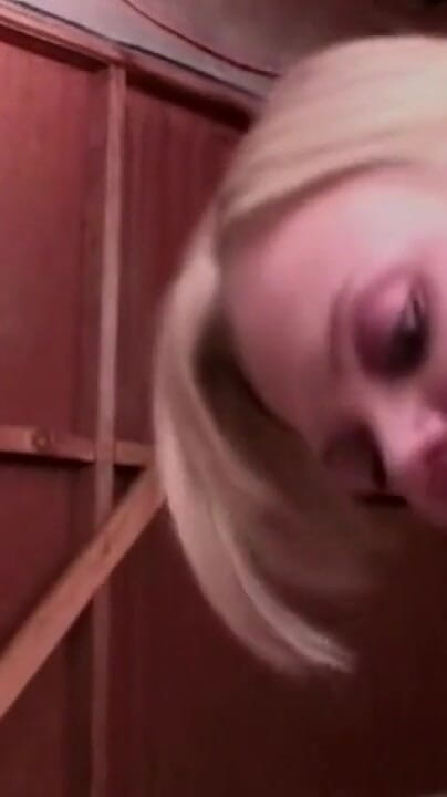 TYRARIDE: Weelderige blonde milf wordt langs achteren hard geneukt