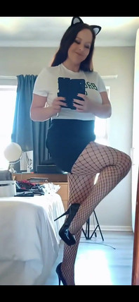 망사 스타킹, Itty Bitty 쇼츠와 기쁘게 하이힐