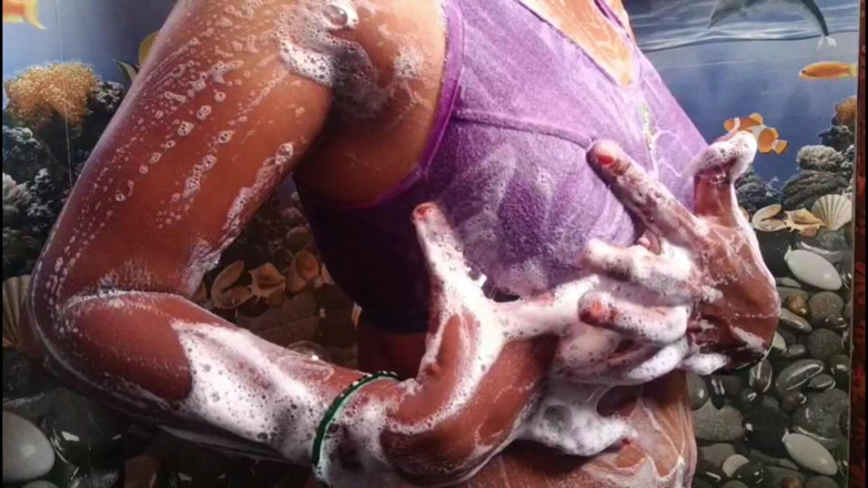 Ammukutty88: Ammu ci sta mostrando applicando il sapone sulla sua biancheria...