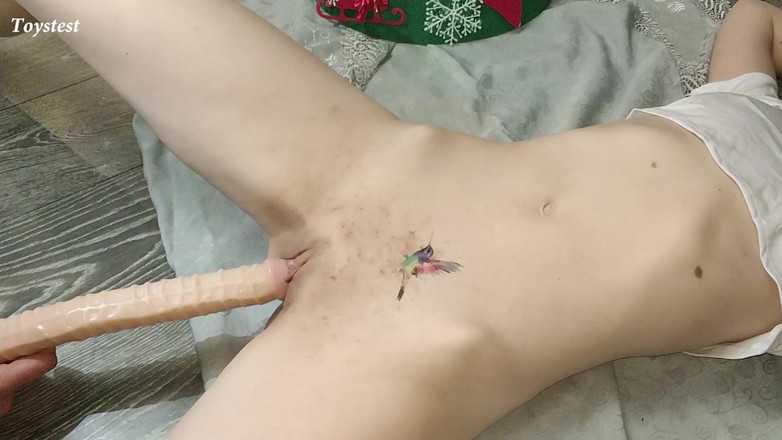 Toystest: Un dildo lungo per la mia sorellastra. Portala rapidamente all'orgasmo