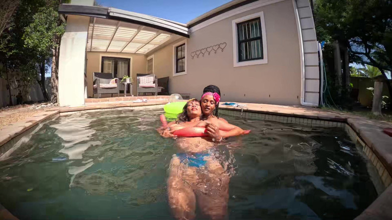 Twisted Nymphs: ツイステッド・ニンフズ - ロージーとパムのセクシープールパーティー - パート1