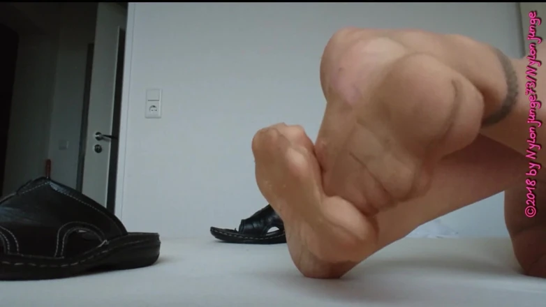 Carmen_Nylonjunge: 我在床上穿着尼龙袜的脚