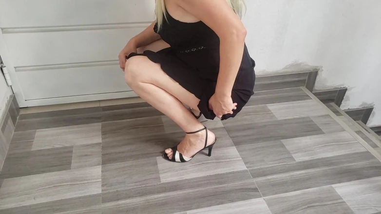 Agnes Swallow: Sora vitregă sexy urinează pe scări și îmi suge pula