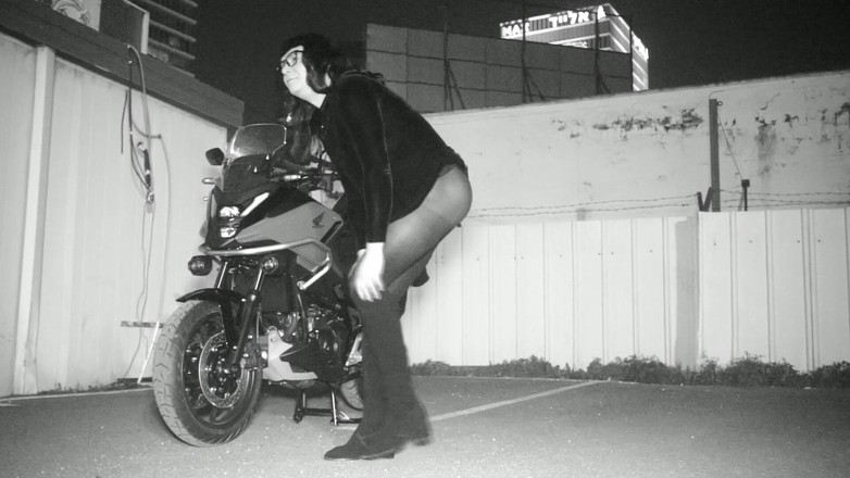 Voyager: Uma mulher deslumbrante apresentou a motocicleta