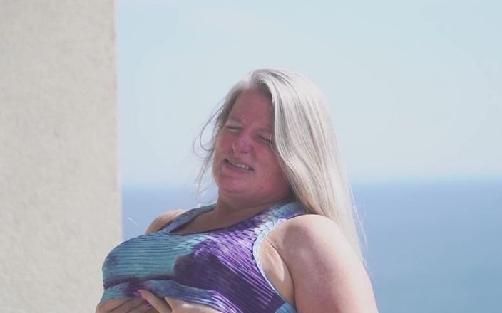 Semaj Media: Толстая горячая бабуля Heidi Nite светит на балконе