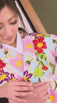 Manami adoră pula, muie imediată cu kimono, frumusețea Emiri Momota
