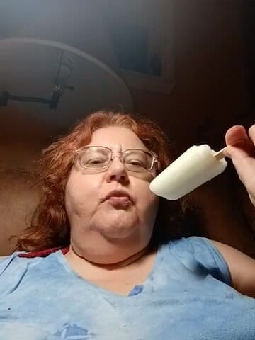 BBW nurse Vicki adventures with friends: Buz soğuk çizgili dondurma yiyor