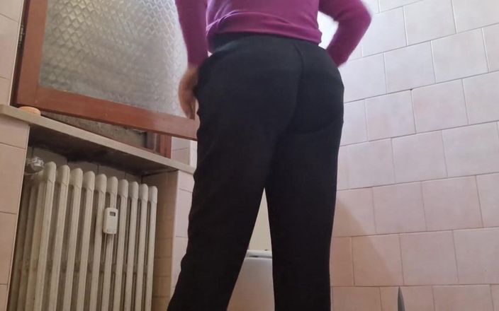 Nicoletta Embassi: Bella piscio scoregge spogliarelli nei negozi e nei bagni pubblici...