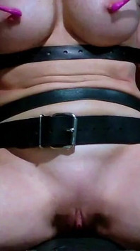 Nacktes nippelspiel und kitzeln