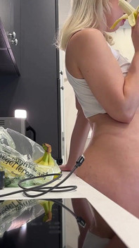 La bella tettona formosa e procace in collant neri si toglie le mutandine
