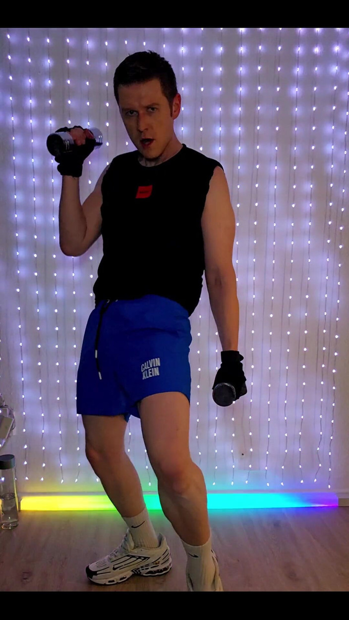 Roman Heart: Fitnesstraining in blauen Shorts