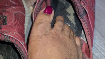 Simp to my ebony feet: mere gande puraane prashikshak