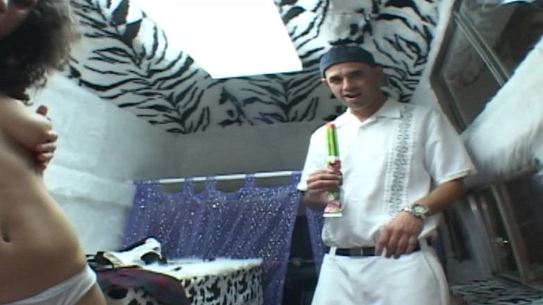 The Window of Sex: कामुक लड़कियां दृश्य-3 बड़ी गांड वाली पतली साँवली को आइसक्रीम ट्रक में जोरदार सेक्स करने में मजा आता है