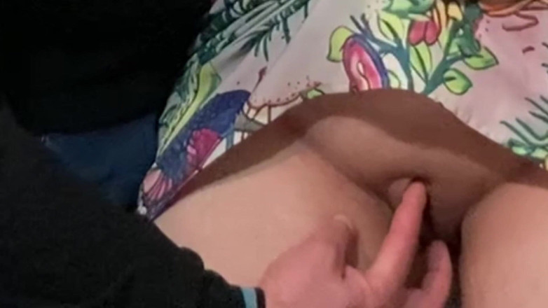 Niki studio: Fantasie in de metro! Meisje krijgt haar kutje gevingerd door...