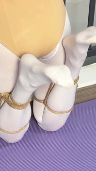 Disfraz de baile con medias blancas, versión pura de castigo