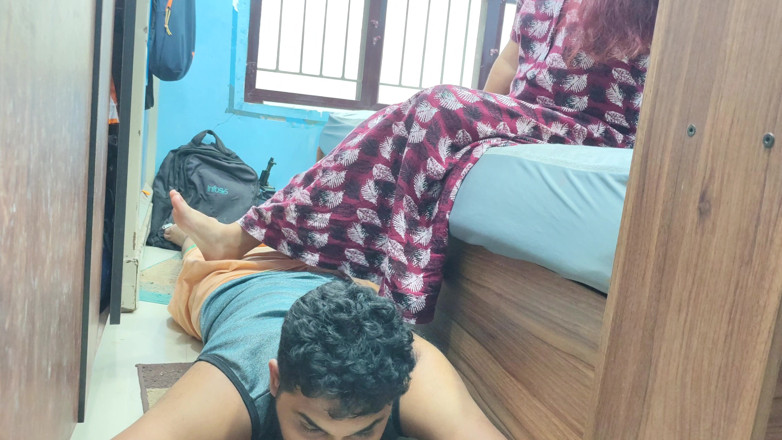 Vaishnavysharunraj: Pisando no cu e nas costas