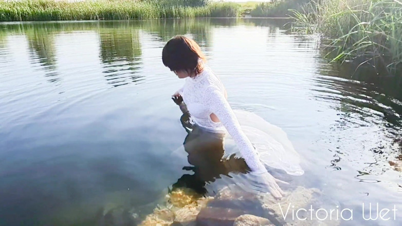 Victoria wet: Masturbation in the lake - fingering outdoors