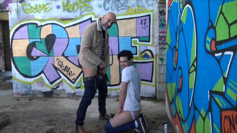 Gaybareback: Twink scopato senza preservativo da un ragazzo maturo